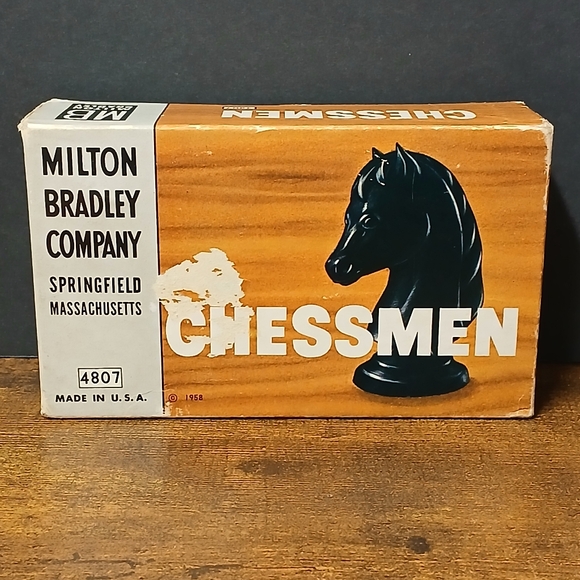 Vintage 1958 Chessmen By Milton Bradley Company “4807” Made in USA, Red & White - Picture 2 of 8